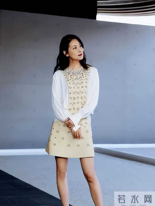 她是金牌美女主持，嫁上海首富生3个孩子，54岁看着像34岁好年轻