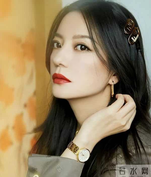 封杀四年,49岁赵薇近况再曝,参加好友婚礼,脸垮皮衰无星气