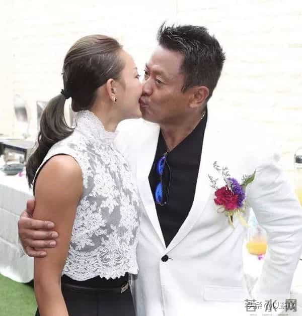 58岁TVB演员成单亲爸爸,名声坏了无戏可拍,靠卖豪宅卖饭为生