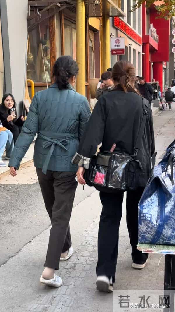 网友沈阳街头偶遇闫妮,穿搭接地气互动亲切无架子,也太亲切了吧