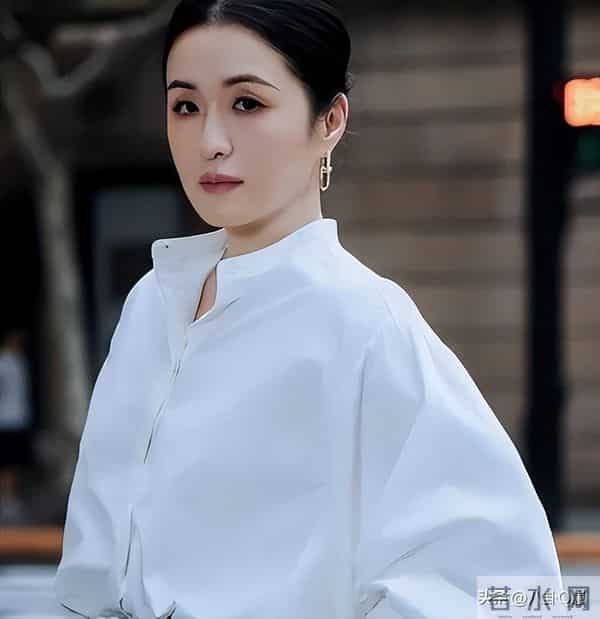 秦雯自身难保!袭警事件被曝光,新剧连夜撤档,官媒呼吁通报