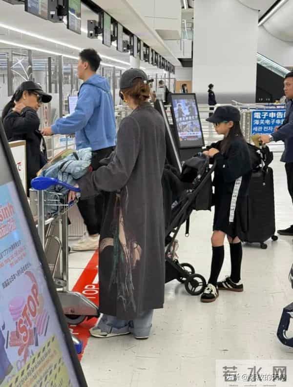 戚薇李承铉全家出游，10岁lucky打扮时髦，照顾弟弟好贴心