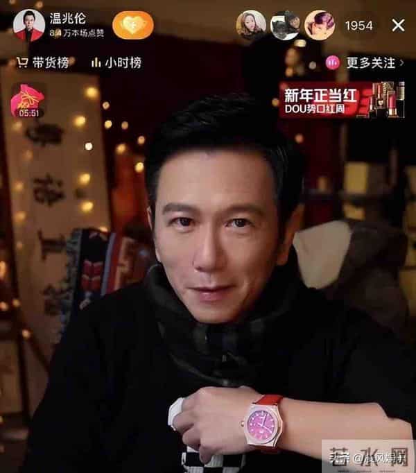 香港演员温兆伦的现状:61岁定居北京,依然帅气,10岁女儿很漂亮