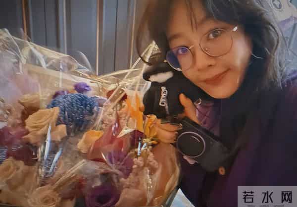 杨紫晒一家三口温馨合照庆生!站在爸妈中间备受宠爱