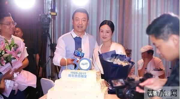 她是著名歌唱家，不惧流言嫁三婚前央视主持丈夫，三年生一儿一女