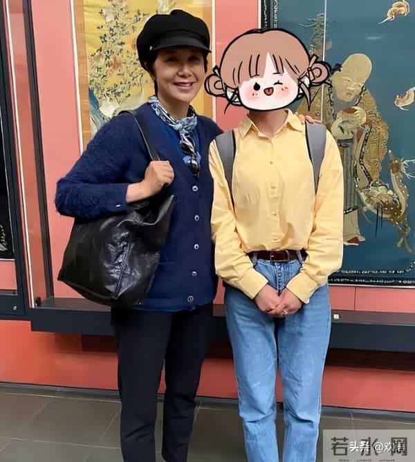 59岁蒋雯丽现状，定居英国，又瘦又老，网友惋惜：一代女神也老了