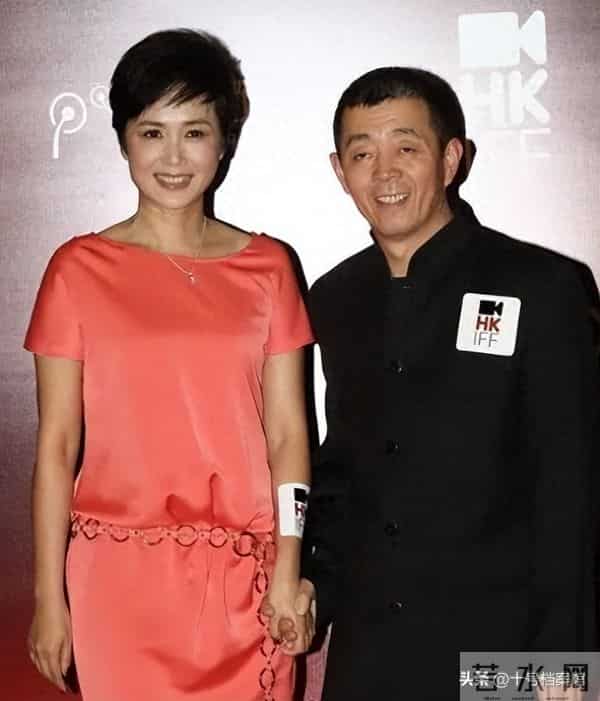 风光不再！59岁蒋雯丽为儿子定居英国，如今身形消瘦老到认不出