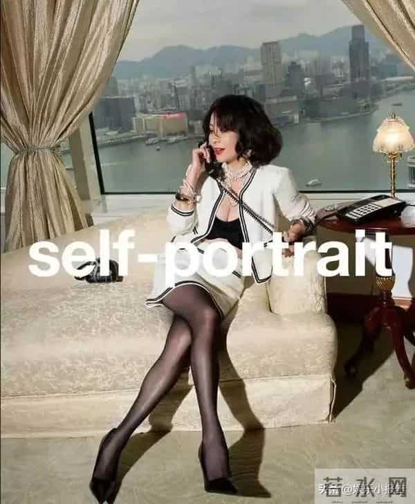 刘嘉玲上海被偶遇，59岁面容饱满身材佳，状态宛如三四十岁