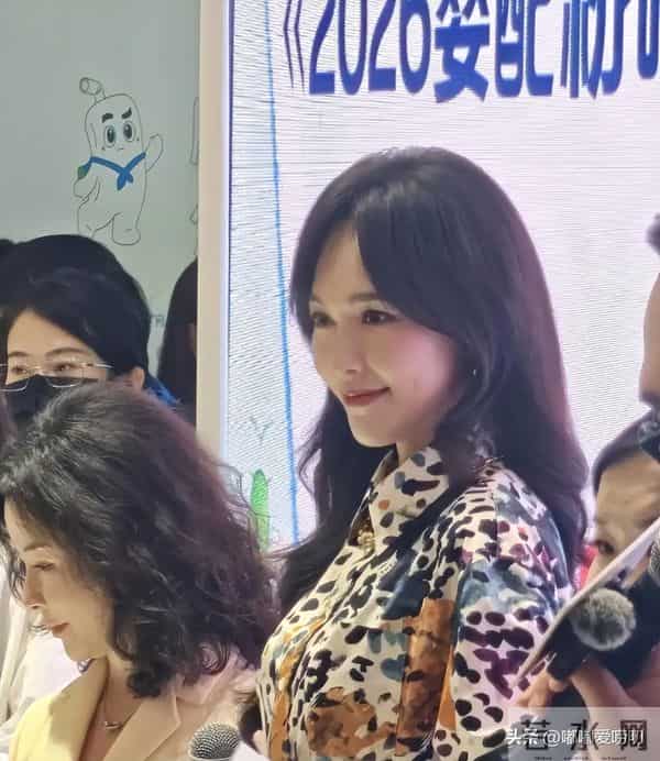 唐嫣现身上海进博会，她明媚动人，高挑身姿大长腿，美韵天成！