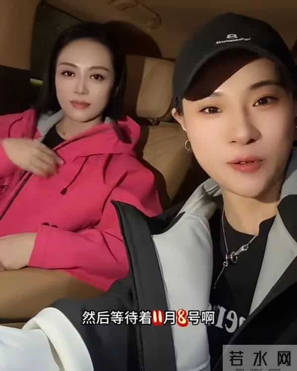 温美玲痊愈后赴杭州带货，与红蜻蜓合作，51岁穿玫粉色显得好年轻