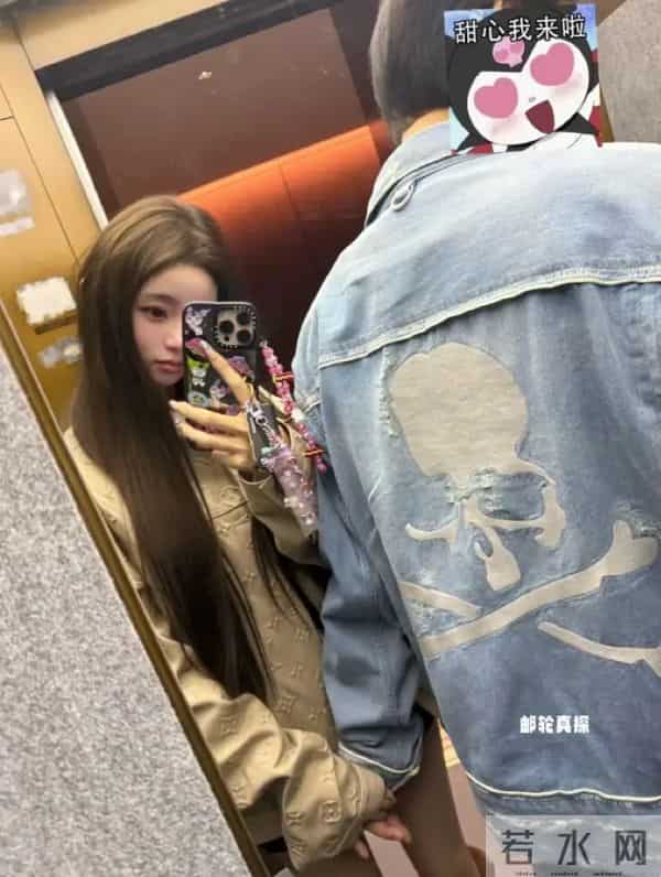 懒懒已成过去式？王思聪奢侈品店购物，一个女生直接坐在他腿上