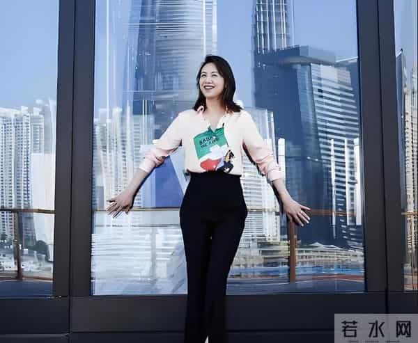 她是金牌美女主持，嫁上海首富生3个孩子，54岁看着像34岁好年轻