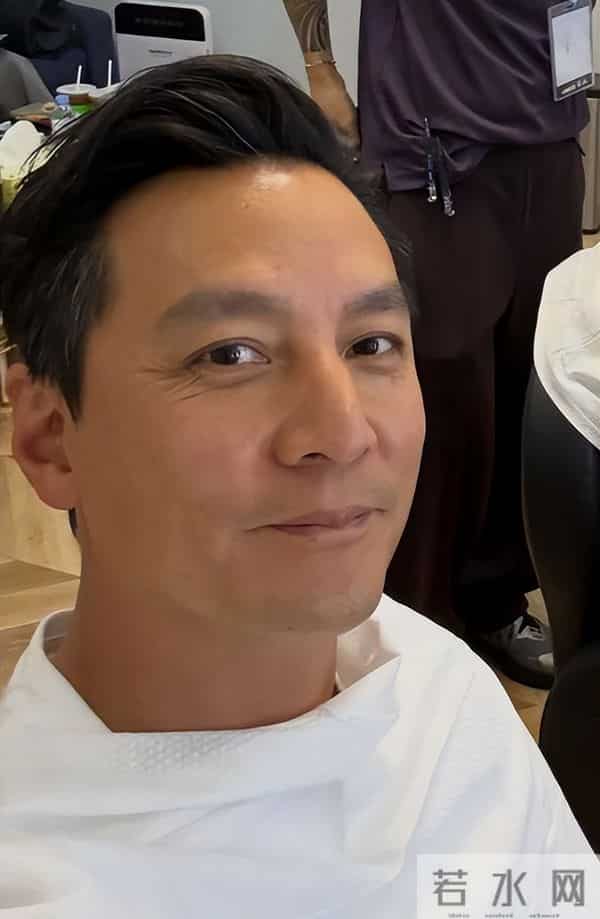 吴彦祖晒与妻子合影!Lisa皮肤粗糙褶多还秃顶,网友:以为是兄弟