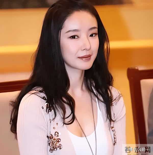 曾被张艺谋力捧，火后与富豪卷款61亿逃亡国外，现在的她过得如何