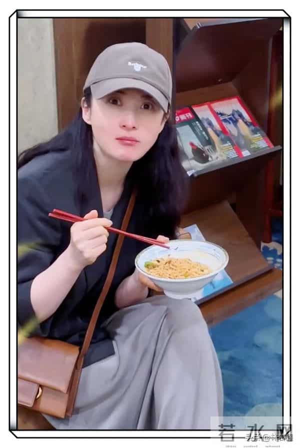 50岁蒋勤勤现身成都机场吃面,素颜皮肤白皙,打扮时髦 少女感十足