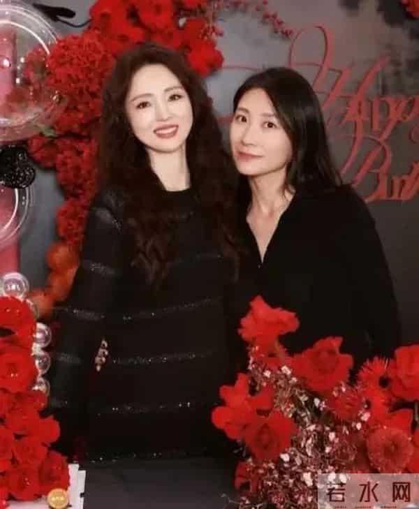 董璇46岁生日照难掩孕味，捧蛋糕肚子看着像四个月，小酒窝好漂亮