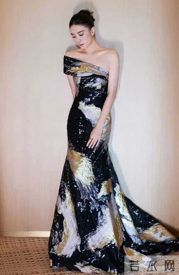 有种“夺命的刀”,叫宋佳的腰;有种“夺人的魂”,叫宋佳的臀