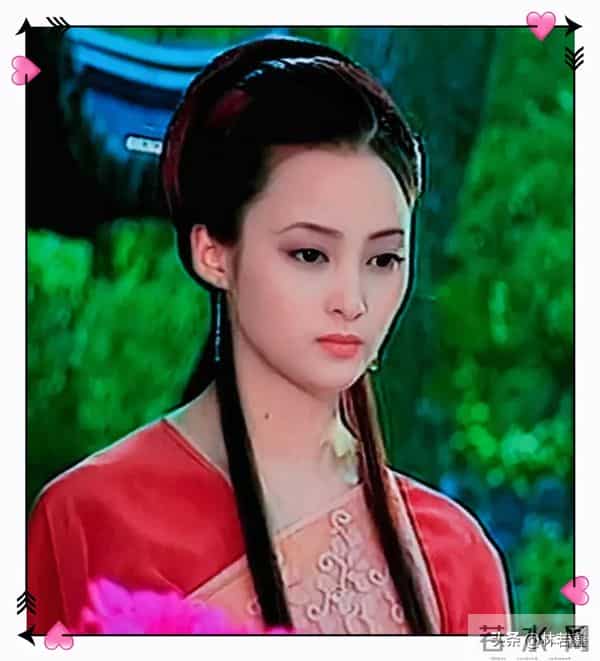 50岁蒋勤勤现身成都机场吃面,素颜皮肤白皙,打扮时髦 少女感十足