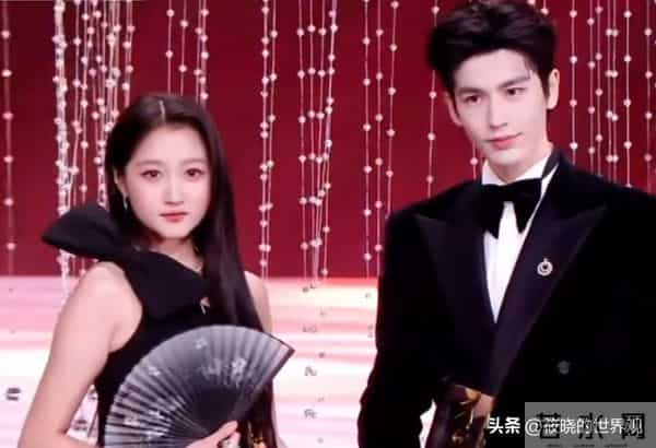 分手传闻7个月，关晓彤高调官宣喜讯，全网恭喜，终于等到这一天