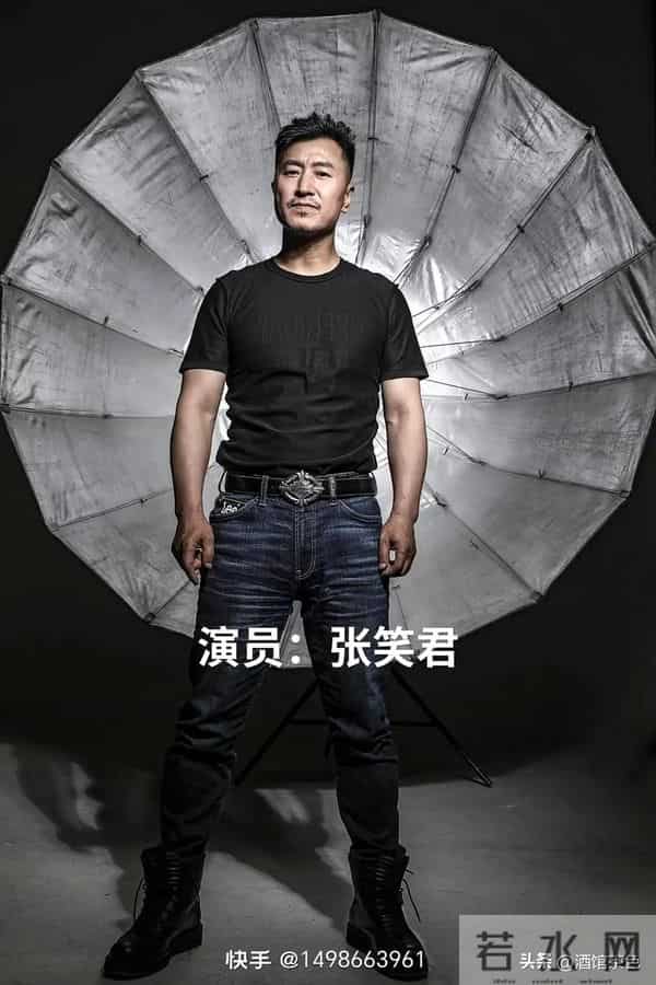 他靠《亮剑》火遍全国,如今55岁白发丛生,一身肌肉太亮眼