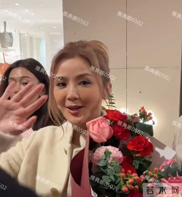 阿sa蔡卓妍本人没有网上夸的那么年轻,脸有点肿整感明显不够自然