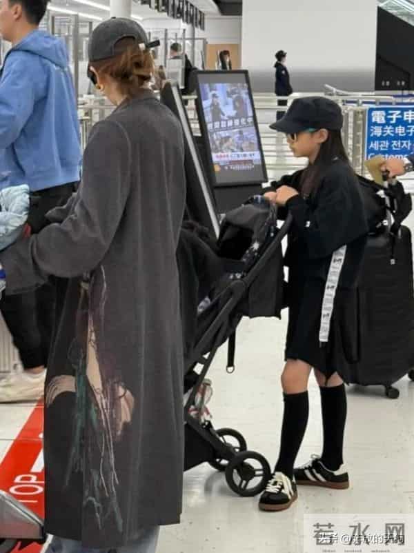 戚薇李承铉全家出游，10岁lucky打扮时髦，照顾弟弟好贴心