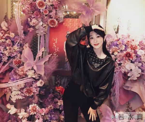 这家人绝了！杨紫33岁生日，全家福惊艳全网，父母气质太出众。