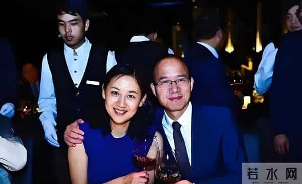 她是金牌美女主持，嫁上海首富生3个孩子，54岁看着像34岁好年轻