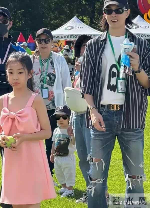 戚薇李承铉全家出游，10岁lucky打扮时髦，照顾弟弟好贴心