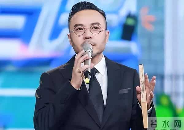 51岁汪涵现状:常年居住在长沙,穿人字拖嚼槟榔,大烟斗不离身