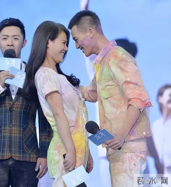 欧豪马思纯分手7年再同框，男方偷瞄女方表情微妙，网友呼吁复合