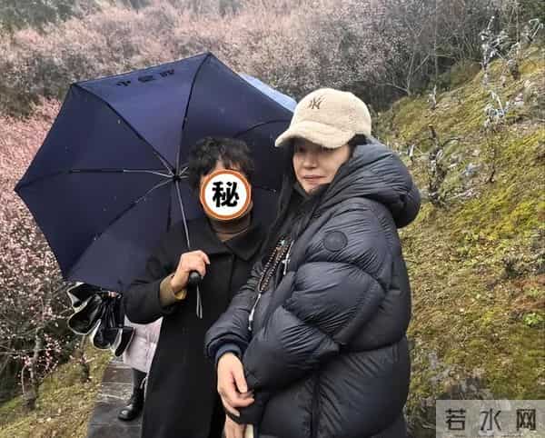 封杀四年,49岁赵薇近况再曝,参加好友婚礼,脸垮皮衰无星气