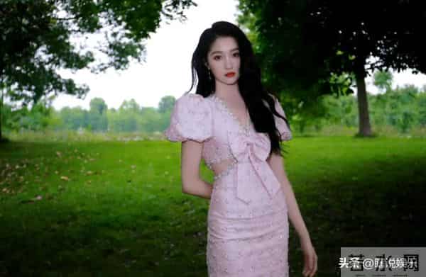 分手传闻仅7月，关晓彤高调官宣喜讯，全网恭喜，终于等到这一天