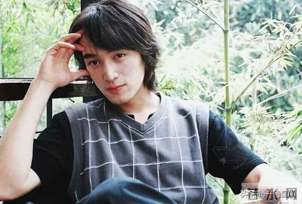 王家卫"录音门事件"才过几天，胡歌官宣喜讯，原来他们不是一路人