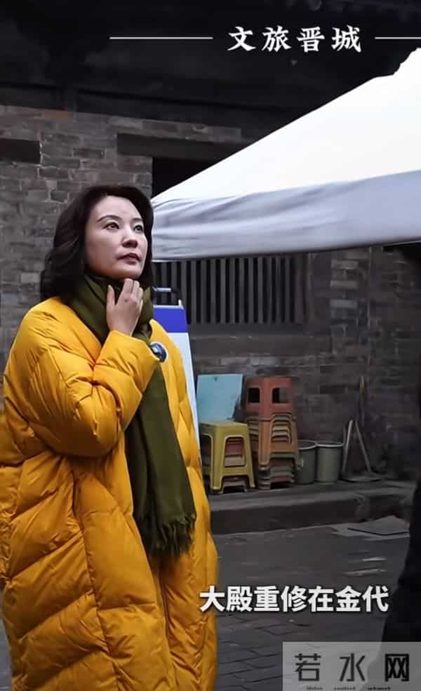 刘芳菲探访铁佛寺,姜黄羽绒服搭墨绿围巾,知性优雅尽显文旅风采