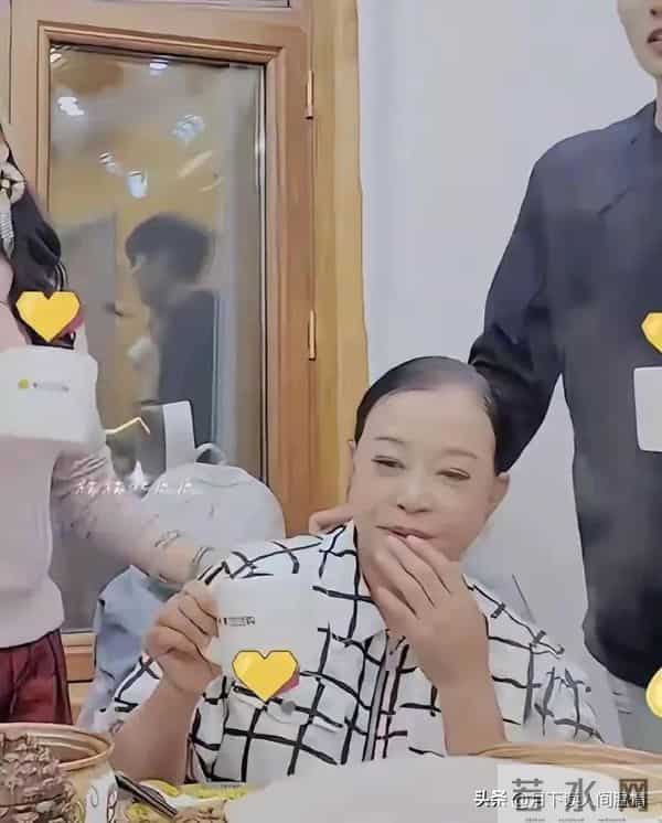 75岁刘晓庆不戴假发好看多了,真面目示人大方自然,秃顶严重老了