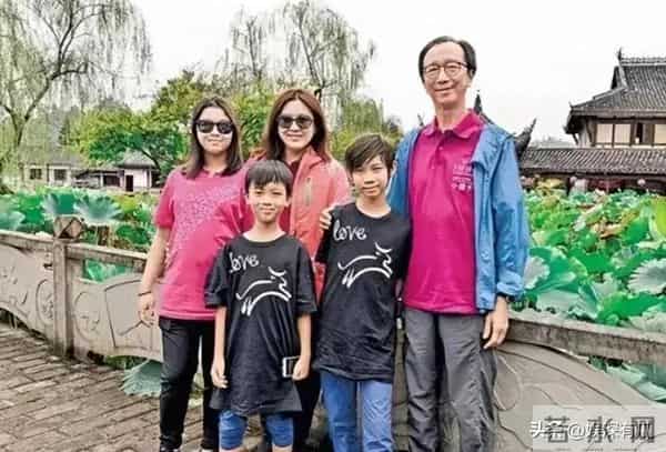 恩爱23年,73岁梁锦松逐渐变老,47岁伏明霞貌美如花