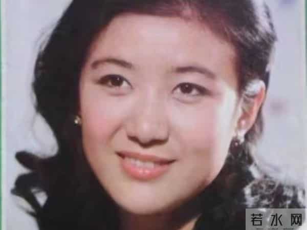 她曾是央视第一美女,赴港生子后离开央视,如今远居美国不再露面