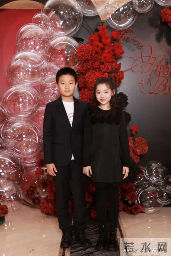 关悦晒董璇庆生照!张维伊比佟大为高不少 小酒窝和佟家小子太般配