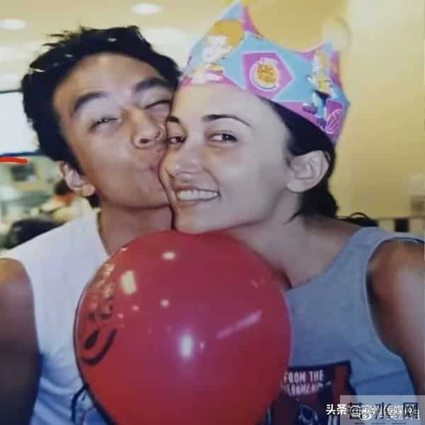 吴彦祖晒和妻子新合照，透露时隔23年再次一起工作：太棒了；结婚15年育有一女，去年示爱“没你我活不下去”