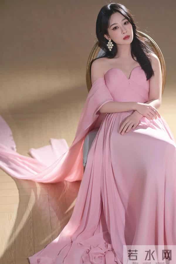杨紫绝美写真,一袭粉色抹胸裙,甜美性感!!