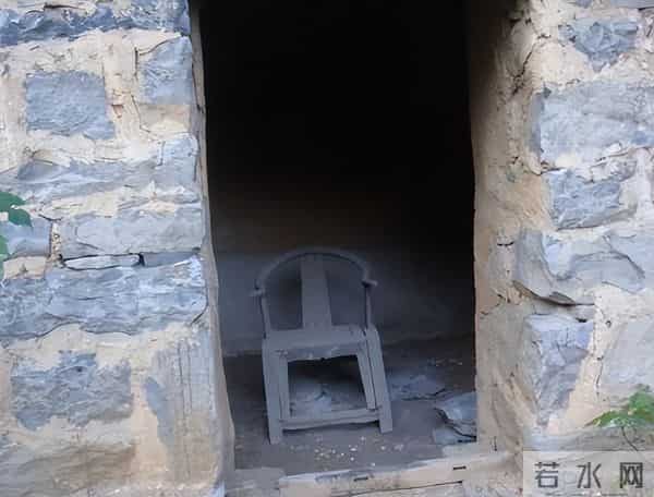 2年前,那个砸神像、睡坟场“八字命硬”的网红,如今怎么样了?