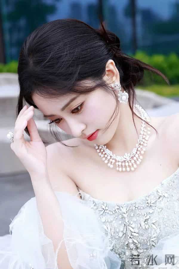 沈月一袭抹胸白色礼服裙，好美好惊艳