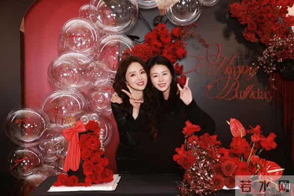 关悦为闺蜜董璇庆生，两人相识25年感情超好，两家孩子也是好朋友