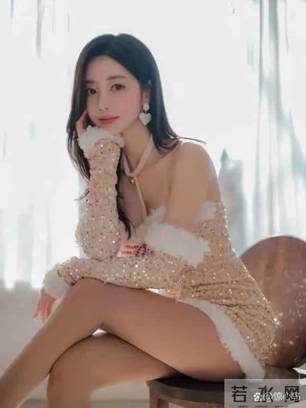 孙允珠,性感挂脖吊带裙,又欲又迷人,挂脖上的铃铛更是点睛之笔