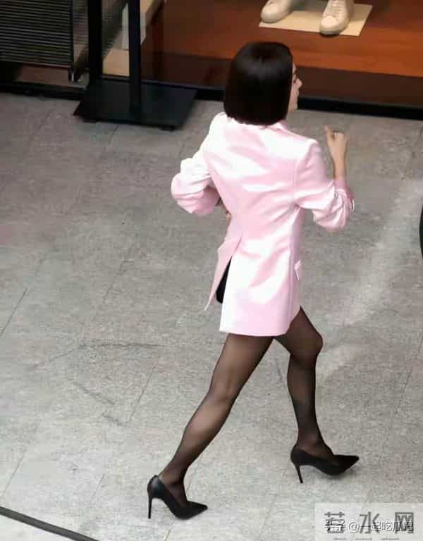 46岁秦岚浙江街头拍戏，穿黑丝袜超人眼，成熟美艳身材在线！