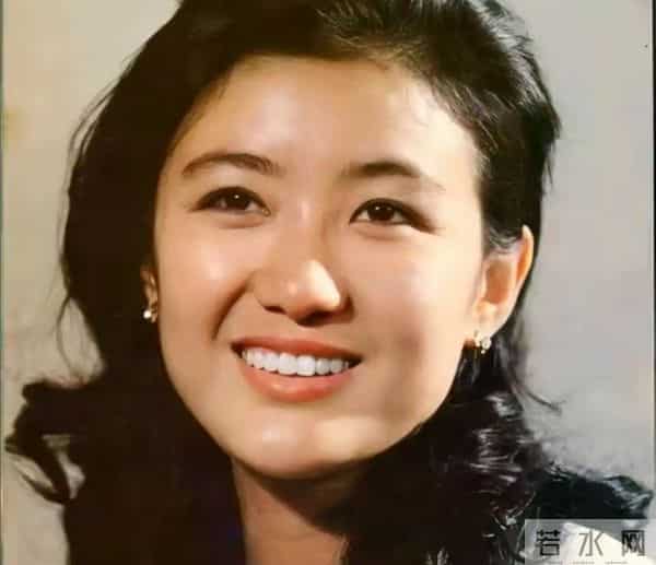 她曾是央视第一美女,赴港生子后离开央视,如今远居美国不再露面