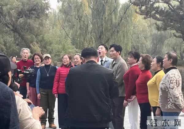 46岁李晨北京公园被偶遇,帅气有型魅力足,引得一群大妈热情围观