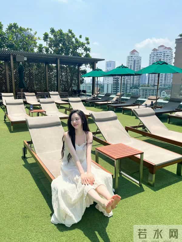 柳智敏，吊带裙光脚丫唯美写真