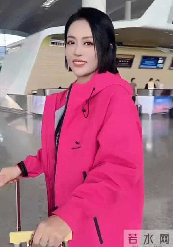 温美玲痊愈后赴杭州带货，与红蜻蜓合作，51岁穿玫粉色显得好年轻